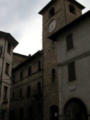 La Torre dell’Orologio
in Piazza Corsini a Fanano
(8401 bytes)